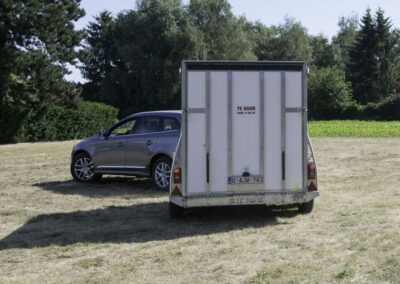 Dubbelasser aanhangwagen te huur bij Wilmsen en Zonen te Vosselaar, Beerse, Turnhout. Ook verhuur van kranen en andere zaken.