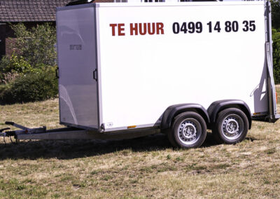 Dubbelasser aanhangwagen te huur bij Wilmsen en Zonen te Vosselaar, Beerse, Turnhout. Ook verhuur van kranen en andere zaken.