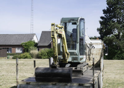 Yanmar Vio 20 voorkant op trailer verhuur kraan Wilmsen en Zonen Vosselaar