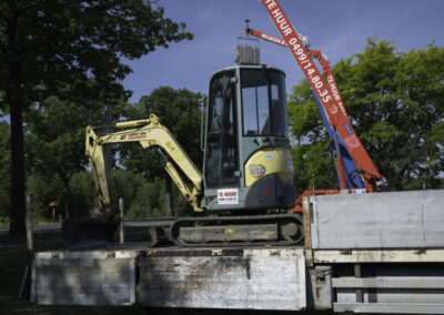 Yanmar Vio 20 zijkant op trailer verhuur kraan Wilmsen en Zonen Beerse