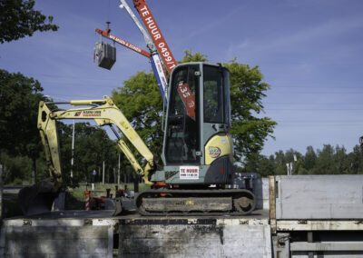 Yanmar Vio 20 zijkant op trailer verhuur kraan Wilmsen en Zonen Vosselaar